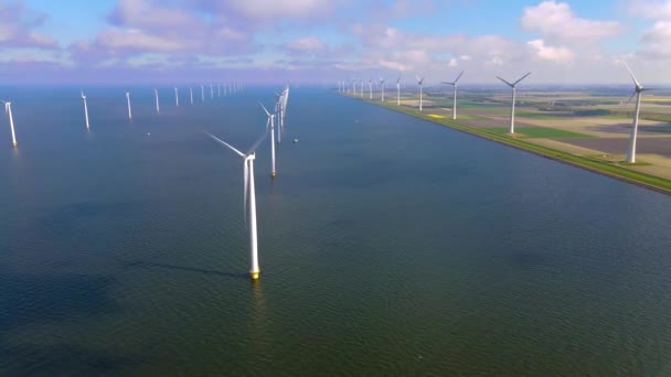 Turbinas eólicas no início da manhã, parque eólico na Holanda. turbina eólica a partir da vista aérea, vista Drone no parque de vento westermeerdijk uma fazenda de moinho de vento no lago IJsselmeer o maior no — Vídeo de Stock