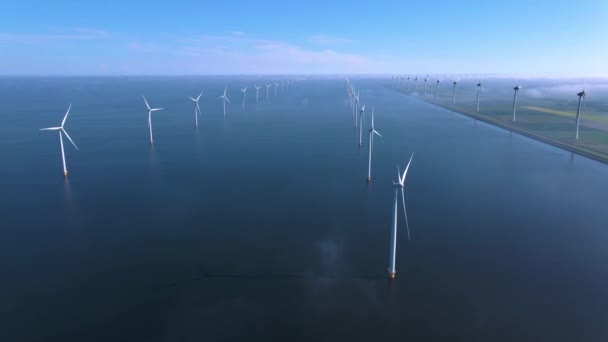 清晨的风力涡轮机，荷兰的风车公园。从空中俯瞰风力涡轮机，无人机俯瞰着风力公园西面的一个风车场，是湖中最大的风车场。 — 图库视频影像