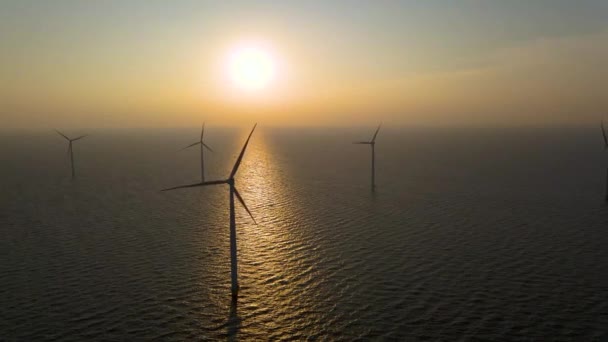 이른 아침의 풍력 터빈, 네덜란드의 풍차 공원입니다. 공중에서 본 풍력 터빈, 드론 은 윈드 파크 서쪽의 윈드 미어 다이크 호수에 있는 윈드 셀 마이어 호수에서 가장 큰 풍차 농장을 바라본다 — 비디오