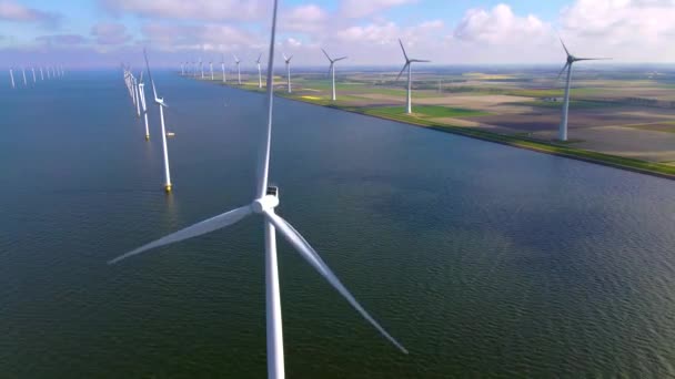 Vindturbiner tidlig om morgenen, vindmøllepark i Nederland. Vindturbin sett fra luften, Droneutsikt fra vindparken Vestre meerdijk en vindmøllefarm i innsjøen IJsselmeer størst i – stockvideo