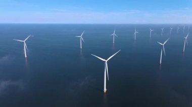 Sabahın erken saatlerinde rüzgar türbinleri, Hollanda 'da rüzgar değirmeni parkı. Hava manzaralı rüzgar türbini, rüzgar parkı batı manzaralı drone manzaralı IJsselmeer gölündeki bir yel değirmeni çiftliği.