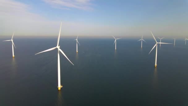 Turbinas eólicas en la madrugada, parque de molinos de viento en los Países Bajos. aerogenerador desde la vista aérea, Drone vista en el parque eólico westermeerdijk una granja de molinos de viento en el lago IJsselmeer el más grande de la — Vídeos de Stock