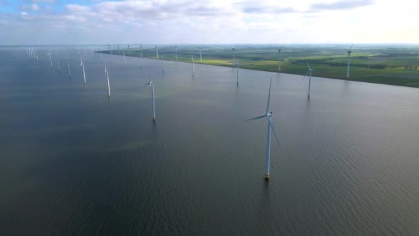 Vindkraftverk tidigt på morgonen, vindkraftspark i Nederländerna. Vindturbin från luften utsikt, drönare utsikt över vindpark westermeerdijk en väderkvarn gård i sjön Ijsselmeer den största i — Stockvideo