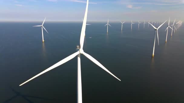 Turbiny wiatrowe wczesnym rankiem, park wiatraków w Holandii. Turbina wiatrowa z lotu ptaka, Widok drona na park wiatrowy Westermeerdijk farma wiatraków w jeziorze IJsselmeer największy w — Wideo stockowe
