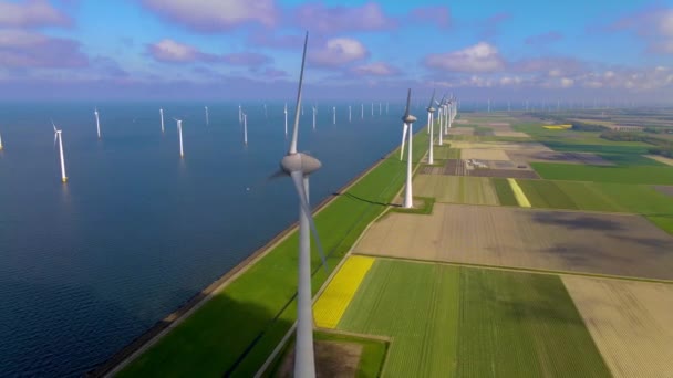 Windturbines in de vroege ochtend, windmolenpark in Nederland. Windturbine vanuit de lucht, Uitzicht op Drone bij windpark westermeerdijk een windmolenpark in het IJsselmeer de grootste in de — Stockvideo