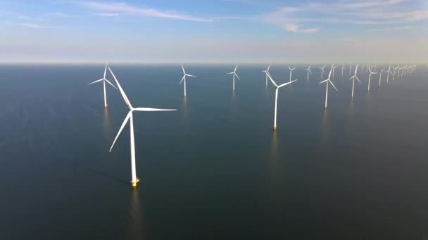 Szélturbinák kora reggel, szélmalom park Hollandiában. Szélturbina légi kilátással, Drone kilátás Windpark westermeerdijk szélmalom farm a tó IJsselmeer a legnagyobb a — Stock videók