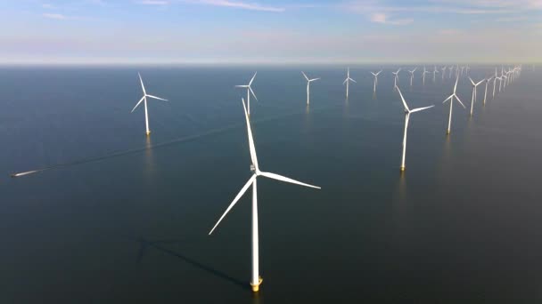 Turbinas eólicas en la madrugada, parque de molinos de viento en los Países Bajos. aerogenerador desde la vista aérea, Drone vista en el parque eólico westermeerdijk una granja de molinos de viento en el lago IJsselmeer el más grande de la — Vídeos de Stock