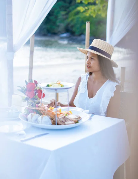 Cena romántica en la playa de Phuket Tailandia, mujer de mediana edad Mujer asiática cenando en la playa de Tailandia al atardecer — Foto de Stock