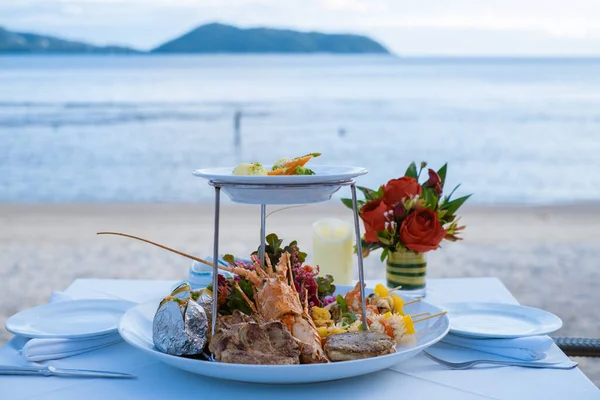 Jantar romântico na praia em Phuket Tailândia, tendo um jantar na praia na Tailândia durante o pôr do sol — Fotografia de Stock