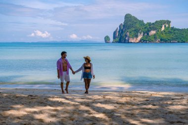 Kho Phi Phi Tayland, Tayland 'daki Koh Phi adasına geziye giden çift.
