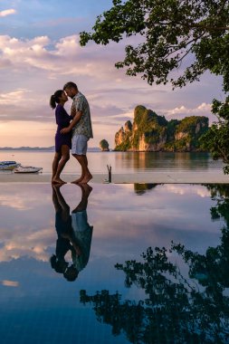 Kho Phi Phi Tayland, Tayland 'daki Koh Phi adasına geziye giden çift.