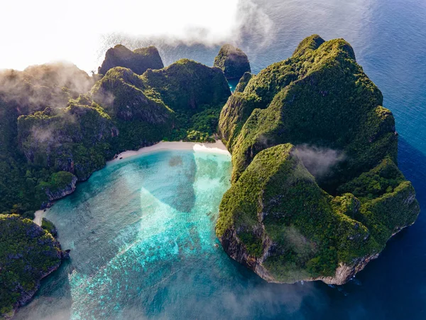 Maya Bay Koh Phi Phi Tailandia, Drone vista aérea de Maya Bay Koh Phi Phi Tailandia — Foto de Stock