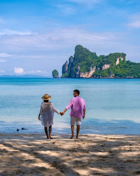 Kho Phi Phi Thaiföld, pár férfi és nő egy utazás a trópusi sziget Koh Phi Phi Thaiföldön — Stock Fotó