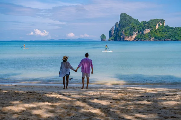 Kho Phi Phi Thaiföld, pár férfi és nő egy utazás a trópusi sziget Koh Phi Phi Thaiföldön — Stock Fotó