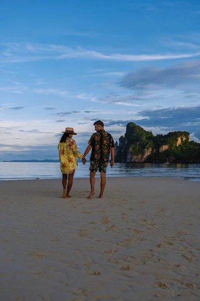 Kho Phi Phi Thaïlande, couple homme et femme en voyage sur l'île tropicale de Koh Phi Phi en Thaïlande — Photo