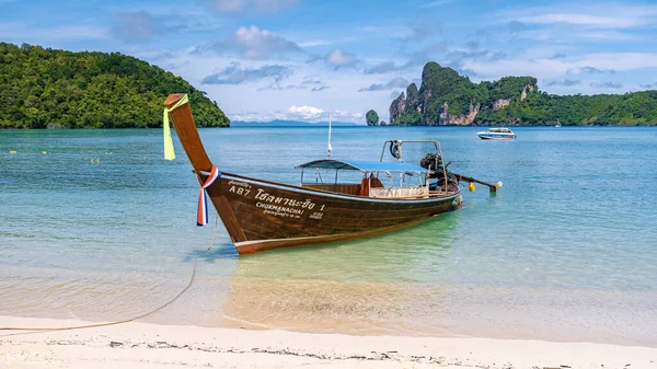 Koh Phi Phi Don Thailand, Довгохвостові човни, що чекають на туриста на пляжі Хо Пхі Пхі Дон Таїланд — стокове фото