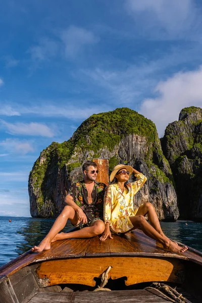 Kho Phi Phi Tailandia, pareja de hombres y mujeres en un viaje a la isla tropical de Koh Phi Phi en Tailandia —  Fotos de Stock