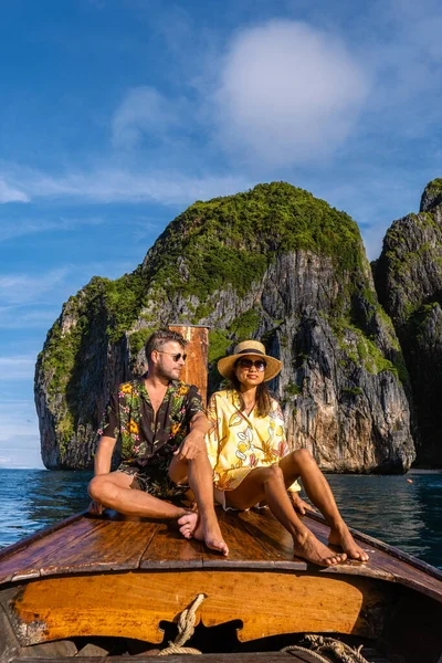 Kho Phi Phi Thailand, koppel man en vrouw op reis op het tropische eiland Koh Phi Phi in Thailand — Stockfoto