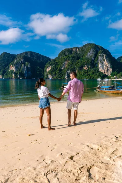 タイのコピピ島の熱帯の島で旅行中のカップルの男性と女性 — ストック写真