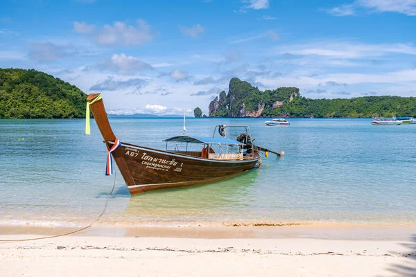 Koh Phi Phi Don Tajlandii, Longtail łodzi czeka na turystów na plaży Kho Phi Phi Don Tajlandii — Zdjęcie stockowe