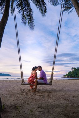 Phuket Tayland 'da plajda dinlenen çift, Tayland' da beyaz tropik plaj