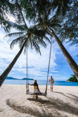 Phuket Tayland 'da plajda dinlenen çift, Tayland' da beyaz tropik plaj