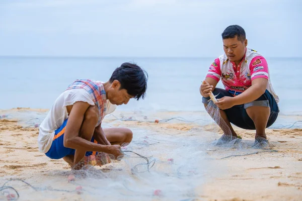 Phuket Thailand, lokale Fischer am Strand von Naithonbury leeren ihre Fischernetze, thailändische Fischer am Strand — Stockfoto