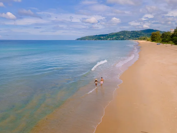 Karon Beach Phuket Thajsko, pár muž a žena kráčí po pláži, drone letecký pohled na pláž — Stock fotografie