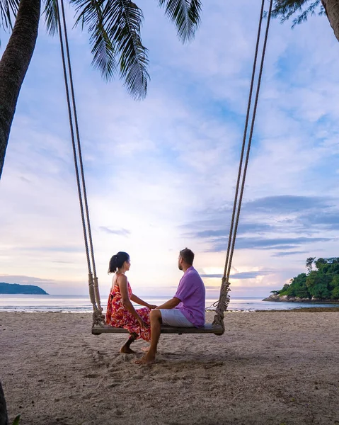 Phuket Tayland 'da plajda dinlenen çift, Tayland' da beyaz tropik plaj — Stok fotoğraf