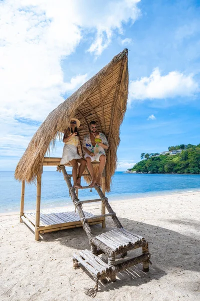 Koppel man en vrouw ontspannen op het strand in Phuket Thailand, wit tropisch strand in Thailand — Stockfoto