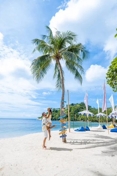 Coppia uomo e donna relax sulla spiaggia di Phuket Thailandia, spiaggia tropicale bianca in Thailandia — Foto Stock