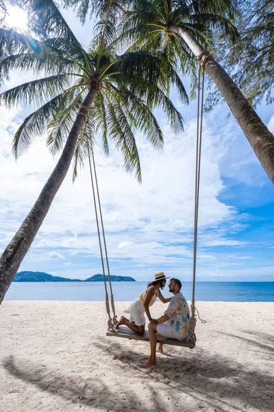 Casal homem e mulher relaxando na praia em Phuket Tailândia, praia tropical branca na Tailândia — Fotografia de Stock
