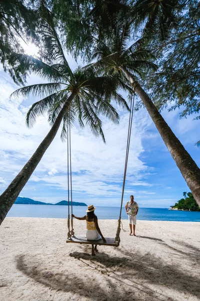 Ζευγάρι άνδρας και γυναίκα χαλαρώνοντας στην παραλία στο Πουκέτ της Ταϊλάνδης, λευκή τροπική παραλία στην Ταϊλάνδη — Φωτογραφία Αρχείου