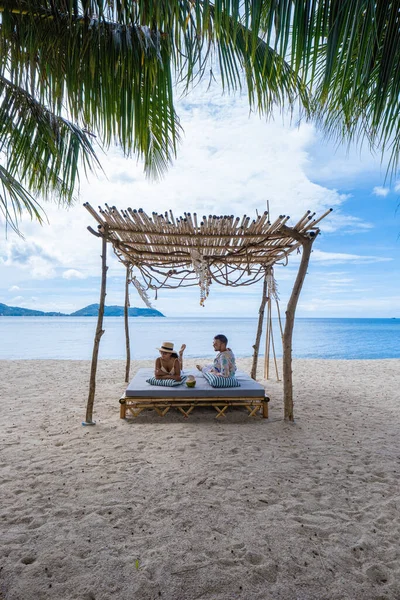 Koppel man en vrouw ontspannen op het strand in Phuket Thailand, wit tropisch strand in Thailand — Stockfoto