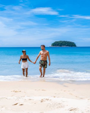 Kata Sahili Phuket Tayland, Tayland 'da beyaz altın kumu ve palmiye ağaçları olan tropikal plaj