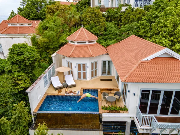 Phuket Thailand november 2021, luxe resort met zwembad villa in Thailand op een bewolkte dag tijdens het regenseizoen — Stockfoto