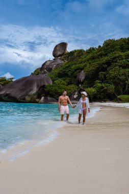 Similan Adaları Phuket, Tayland 'da palmiye ağaçları ve mavi okyanusla tropikal beyaz plaj