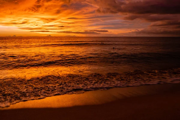 नाइथन समुद्र तट फुकेट थाईलैंड, नाइथन समुद्र तट के उष्णकटिबंधीय समुद्र तट पर सूर्यास्त फुकेत थाईलैंड — स्टॉक फ़ोटो, इमेज