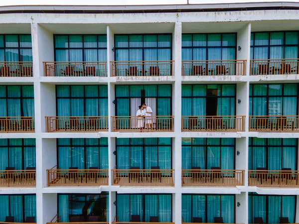 Muž a žena pití kávy na balkóně tam nový byt, pár středního věku v fron odtamtud byt v dopoledních hodinách pití kávy — Stock fotografie