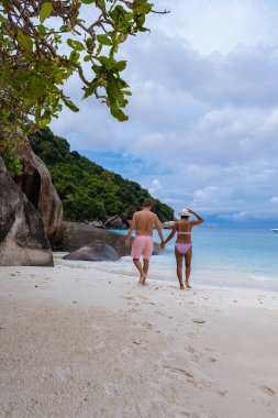 Similan Adaları Phuket, Tayland 'da palmiye ağaçları ve mavi okyanusla tropikal beyaz plaj