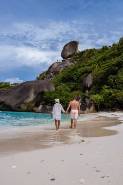 Similan Adaları Phuket, Tayland 'da palmiye ağaçları ve mavi okyanusla tropikal beyaz plaj