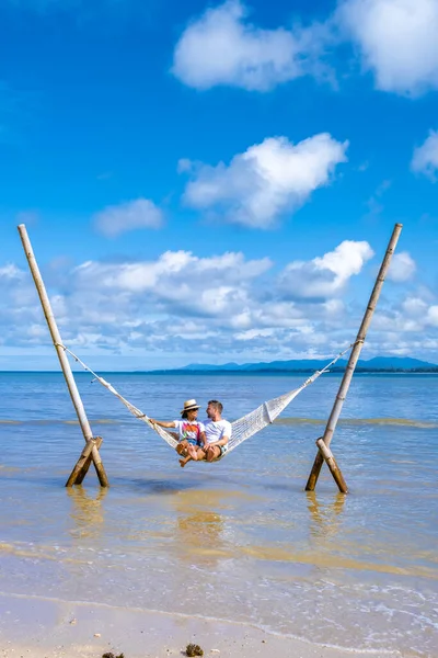 Casal homem e mulher relaxante em rede na praia em Phuket Nai yang praia Tailândia — Fotografia de Stock