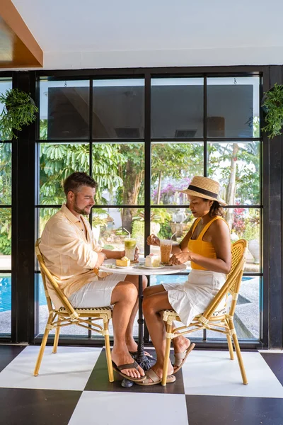 Homme et femme buvant du café dans un café restaurant en Thaïlande — Photo