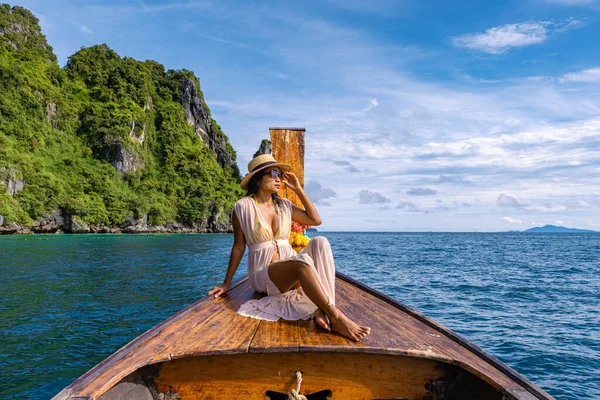 Koh Phi Phi Thailand, wanita Asia dalam perahu panjang menjelajahi Laguna Phi Phi sekitar pulau — Stok Foto