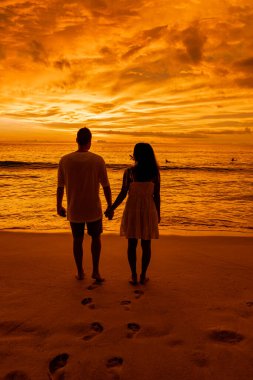 Naithon plajı Phuket Tayland, Naithon plajı Phuket Thialand tropik plajında gün batımı