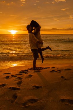 Naithon plajı Phuket Tayland, Naithon plajı Phuket Thialand tropik plajında gün batımı