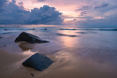 Naithon plajı Phuket Tayland, Naithon plajı Phuket Thialand tropik plajında gün batımı