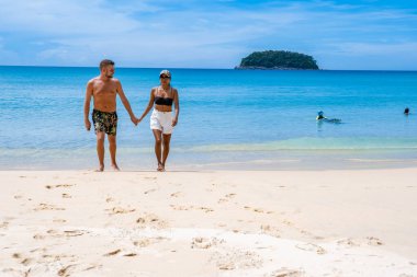 Kata Sahili Phuket Tayland, Tayland 'da beyaz altın kumu ve palmiye ağaçları olan tropikal plaj