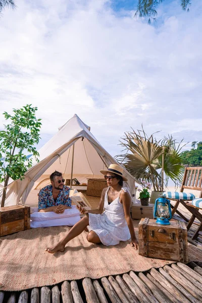 Paar picknick voor tent op het strand in Thailand — Stockfoto