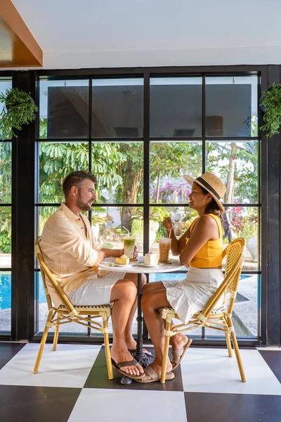 Hombre y mujer bebiendo café en restaurante cafetería en Tailandia —  Fotos de Stock